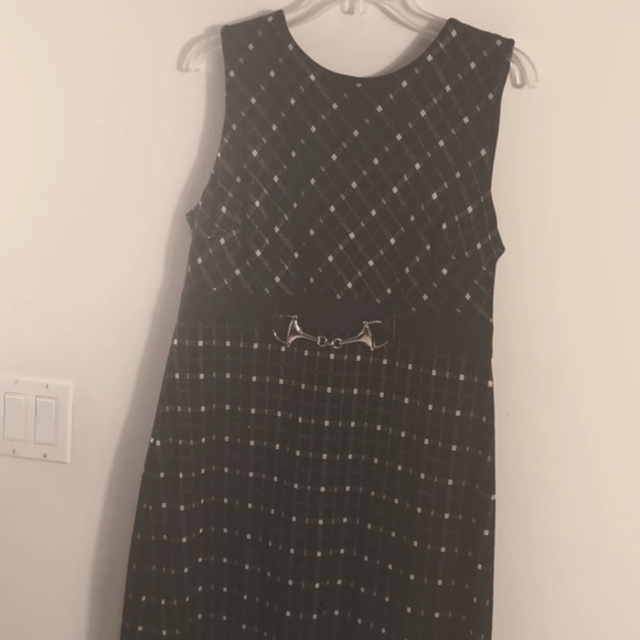 Elegant Plaid Sleeveless Dress with Chain Accent Size 12 - Picture 3 of 16
